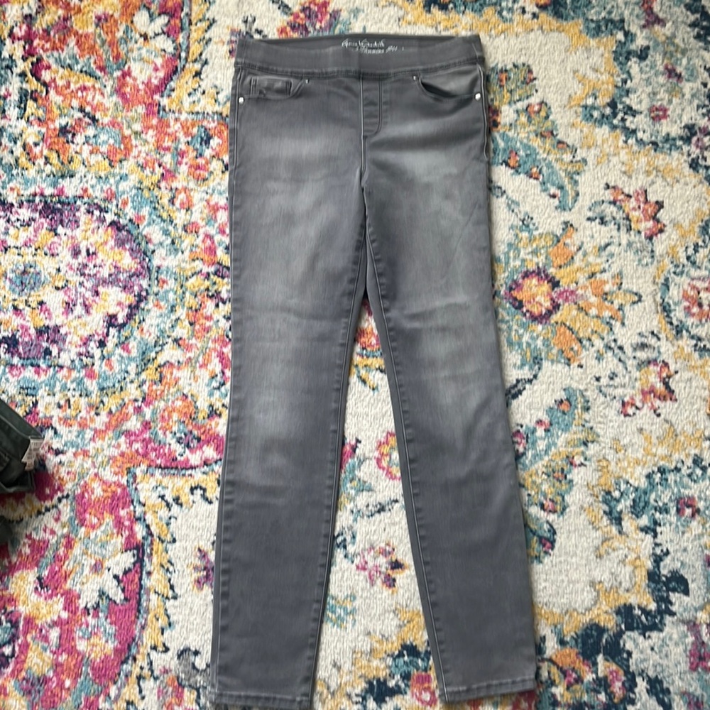 Gloria Vanderbilt grey pull on jeggings.